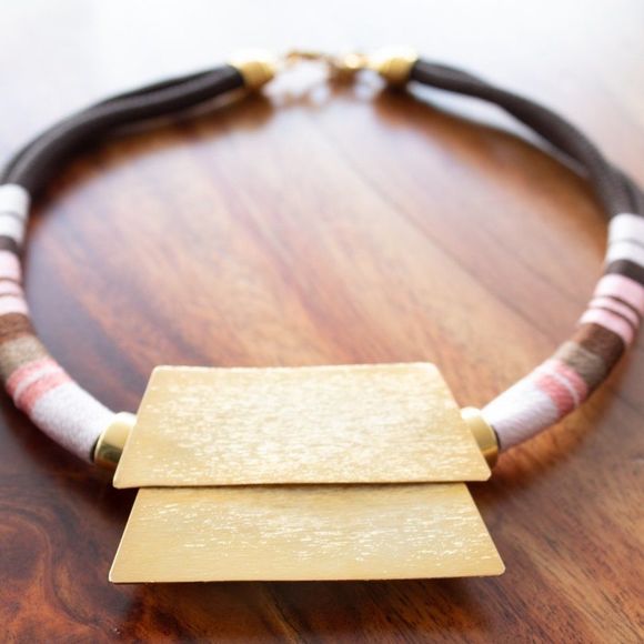 Handmade necklace gold plated with earth and pink thread - Picture 3 of 5